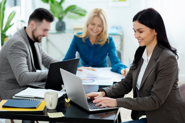 Coup moyen de gens heureux qui travaillent