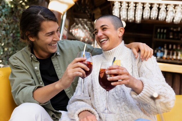 Coup moyen de gens heureux avec de la sangria