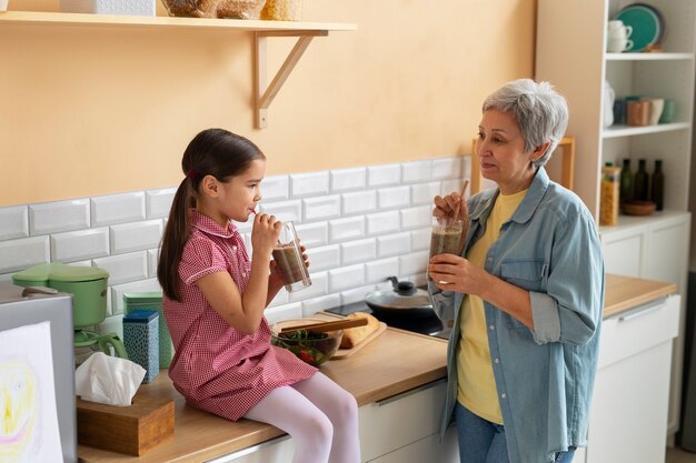 Coup moyen grand-mère et fille cuisinant ensemble