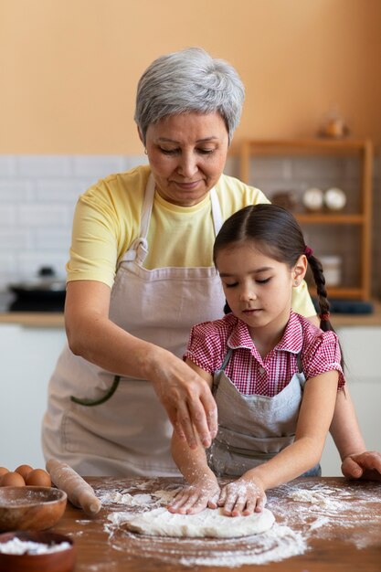 Coup moyen grand-mère et fille cuisinant ensemble