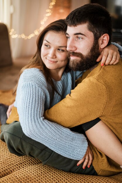 Coup moyen heureux couple étreindre