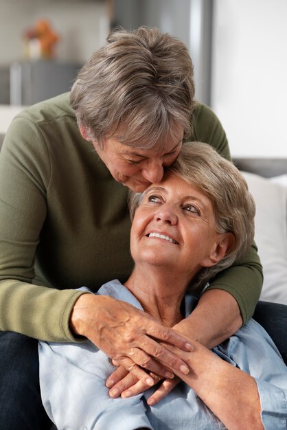 Coup moyen heureux couple de personnes âgées queer