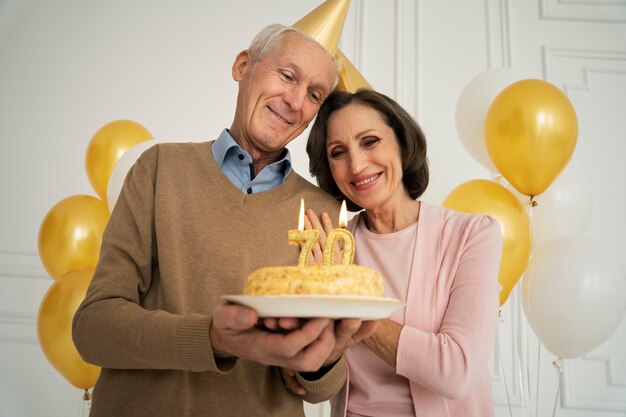 Coup moyen heureux couple de personnes âgées