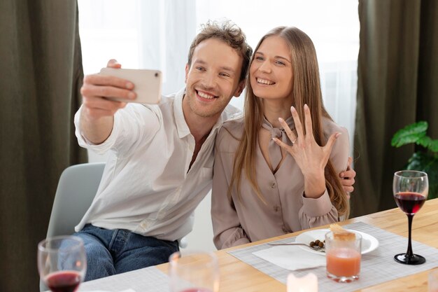 Coup moyen heureux couple prenant selfie