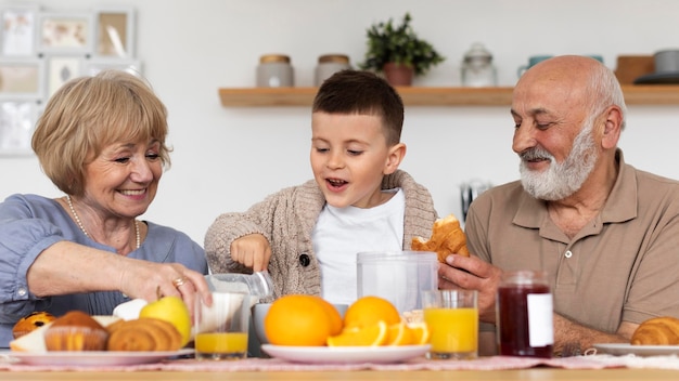 Coup moyen heureux grands-parents et enfant