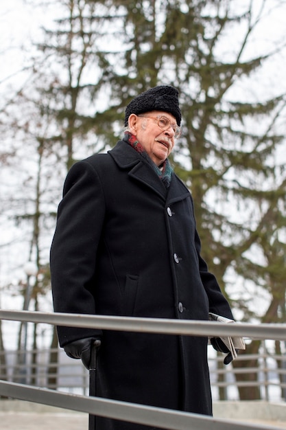 Coup moyen homme âgé se promenant