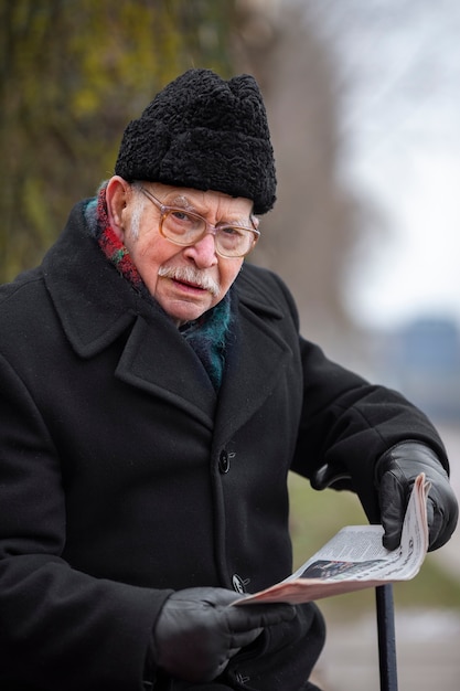 Photo gratuite coup moyen homme âgé se promenant