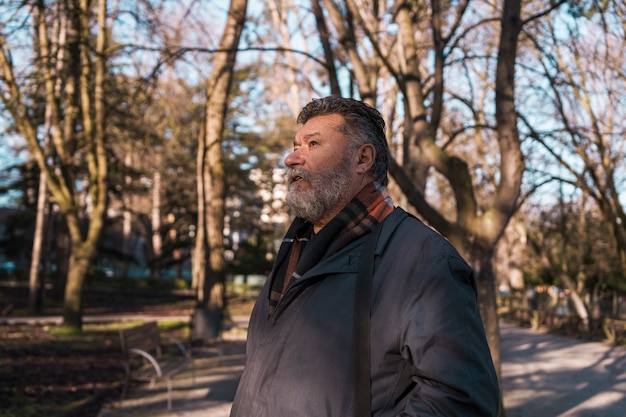 Coup moyen homme âgé se promenant