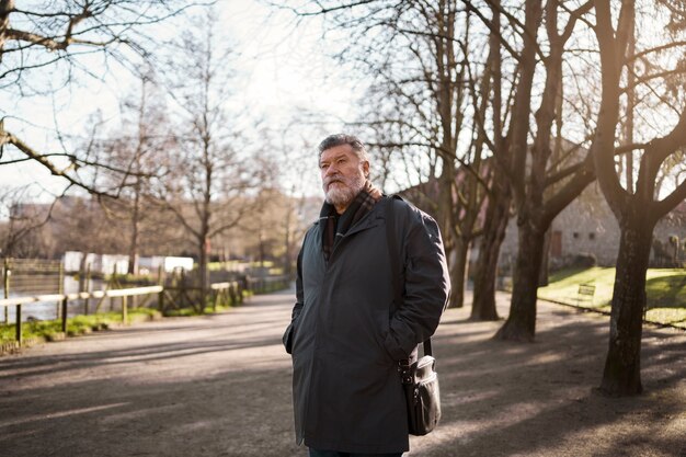 Coup moyen homme âgé se promenant