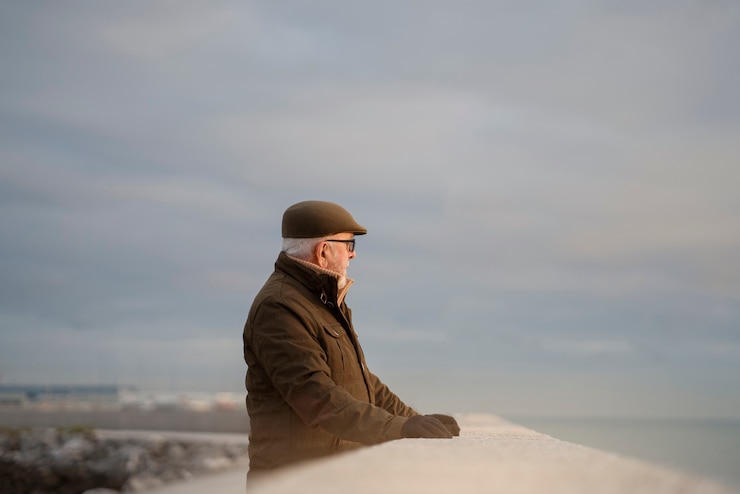 Photo gratuit coup moyen homme âgé se promenant