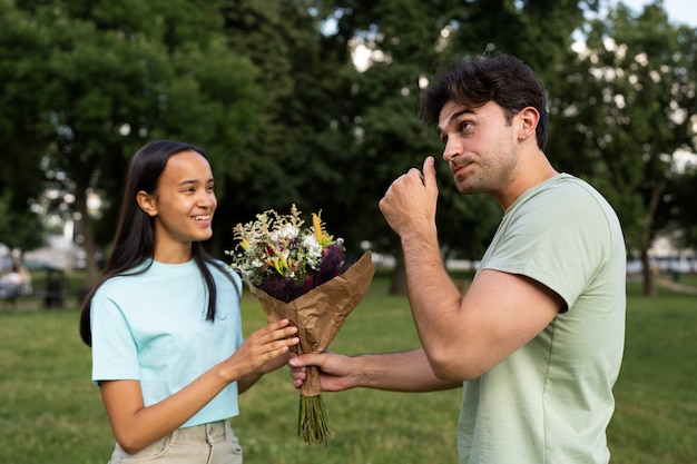 Photo gratuite coup moyen homme allergique aux fleurs