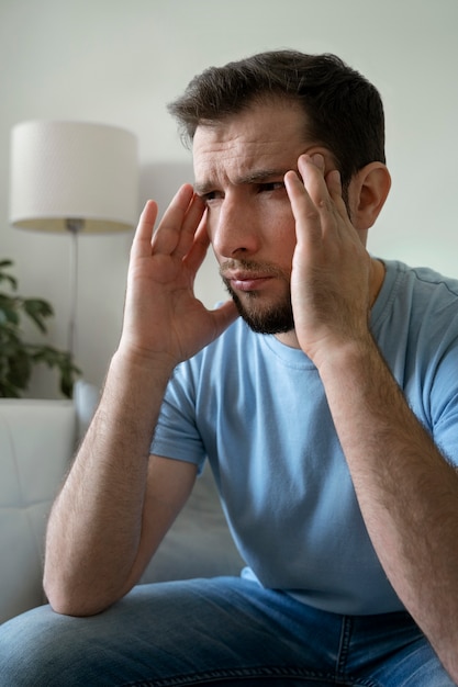 Photo gratuite coup moyen homme anxieux à la maison