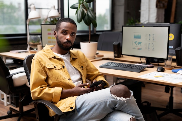 Coup moyen homme assis au bureau