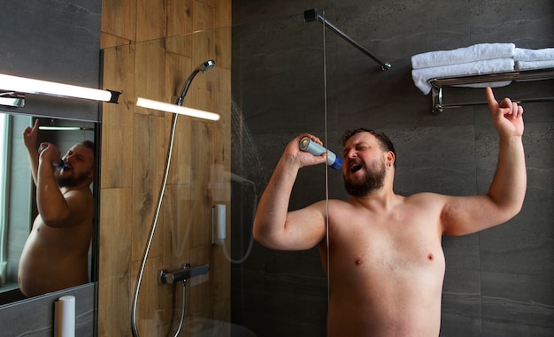 Coup moyen homme chantant sous la douche