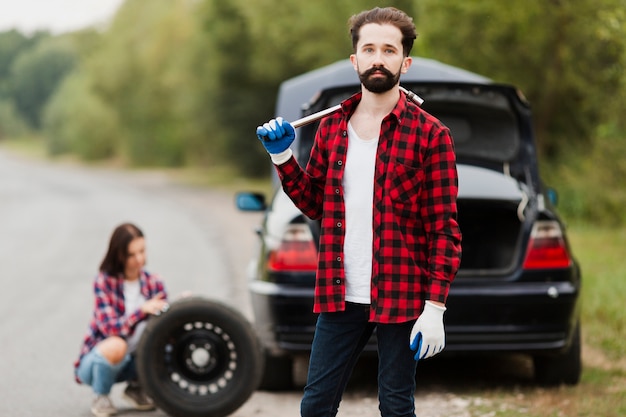 Coup moyen d'homme avec une clé à molette