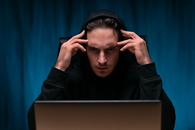 Coup moyen homme concerné avec un ordinateur portable