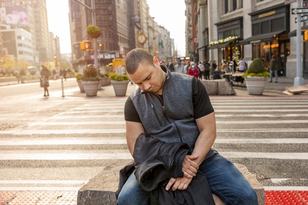 Coup moyen homme dormant sur un banc