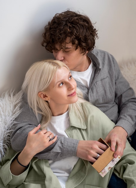 Photo gratuite coup moyen homme embrassant une femme sur la tête