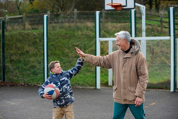 Photo gratuite coup moyen homme et enfant high five