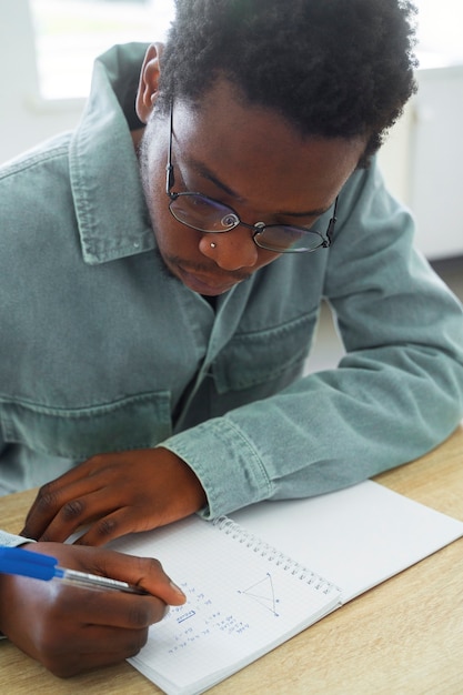 Coup moyen homme faisant des maths à l'intérieur