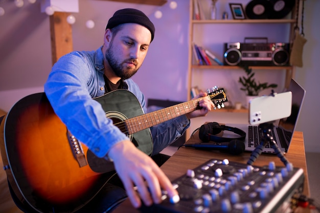 Coup moyen homme faisant de la musique à la maison