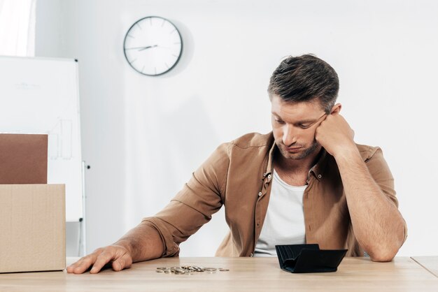 Coup moyen homme fatigué avec des pièces