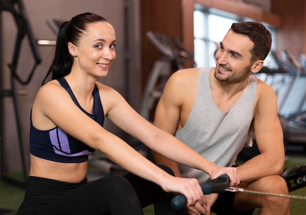 Coup moyen homme et femme au gymnase