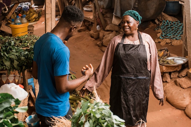 Photo gratuite coup moyen homme et femme au marché