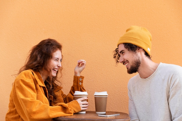 Coup moyen homme et femme avec du café
