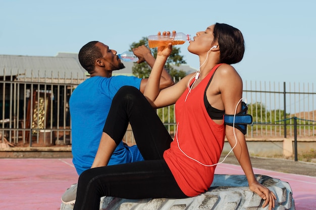 Coup moyen homme et femme avec de l'eau