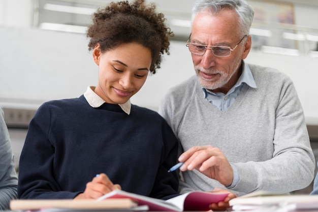 Photo gratuite coup moyen homme et femme étudiant