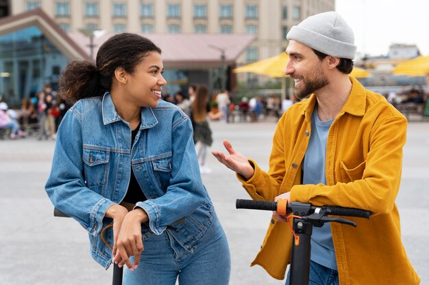 Coup moyen homme et femme à l'extérieur