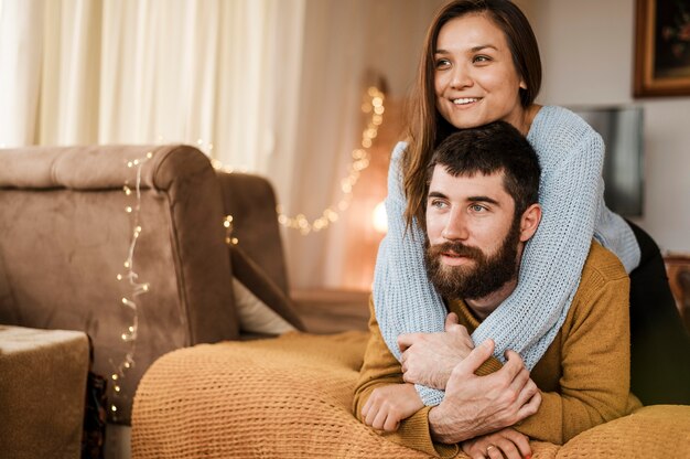 Coup moyen homme et femme heureux à la maison