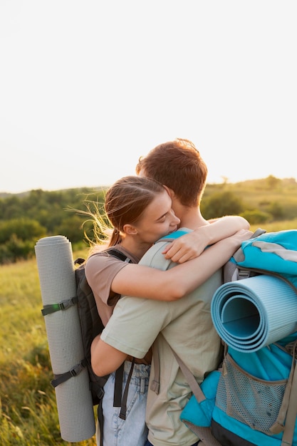 Photo gratuite coup moyen homme et femme s'embrassant