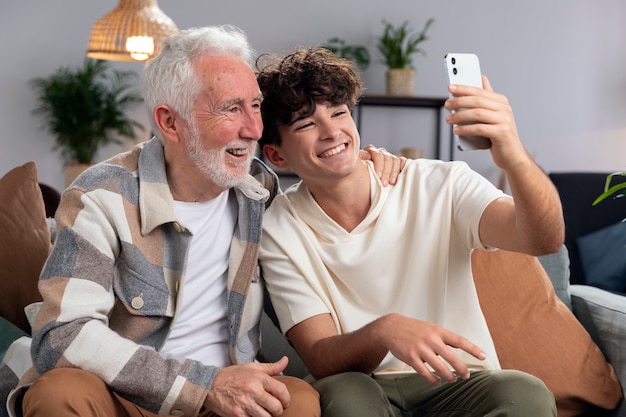 Coup moyen homme et grand-père prenant selfie