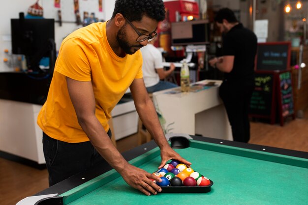 Photo gratuite coup moyen homme jouant au billard