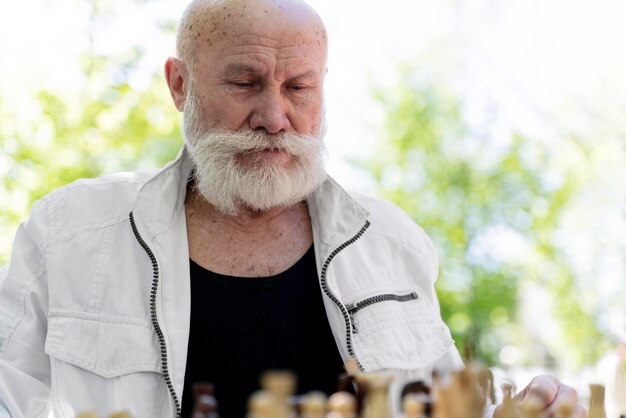 Coup moyen homme jouant aux échecs