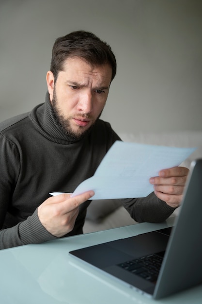 Coup moyen homme lisant du papier