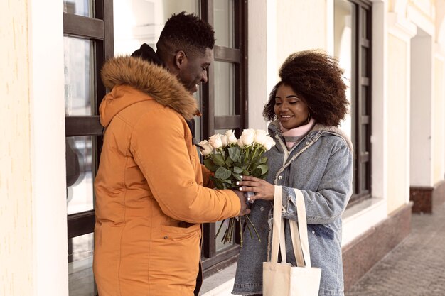 Coup moyen homme offrant des fleurs