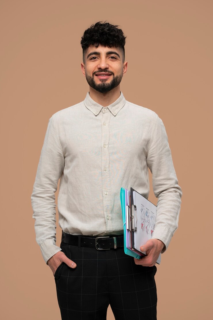 Photo gratuit coup moyen homme avec de la paperasse