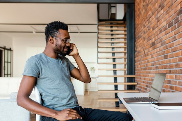 Coup moyen homme parlant au téléphone