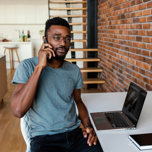 Photo gratuite coup moyen homme parlant au téléphone