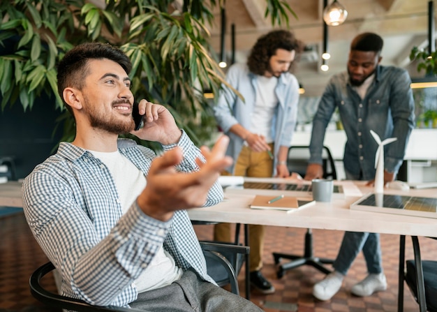 Coup moyen homme parlant au téléphone