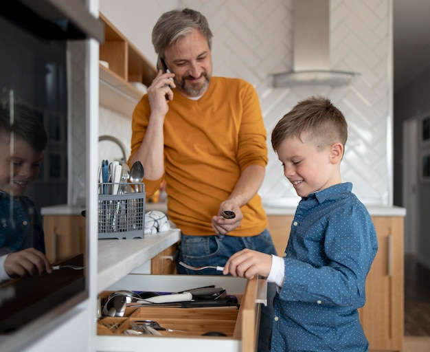 Coup moyen homme parlant au téléphone