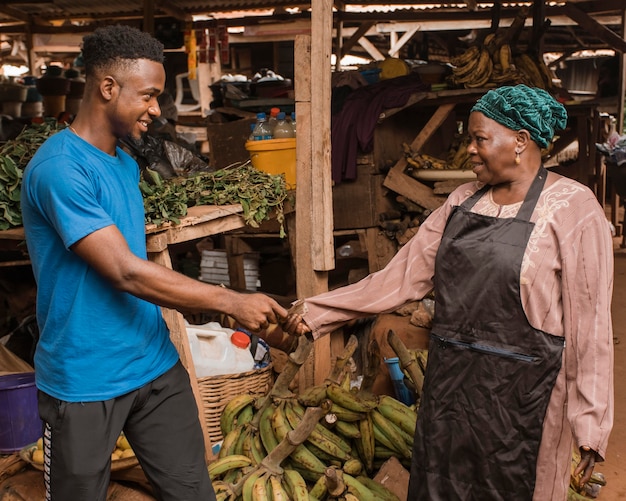 Coup moyen homme payant pour le produit