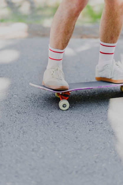 Coup moyen d'homme sur une planche à roulettes