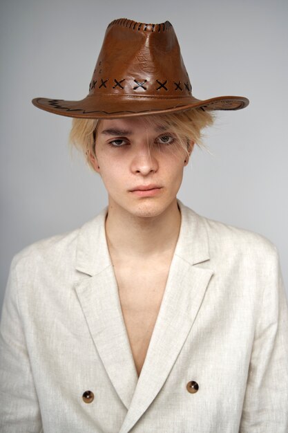 Coup moyen homme portant un chapeau de cowboy