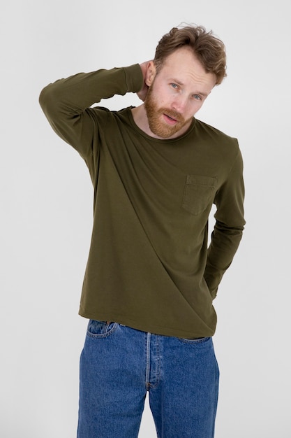 Coup moyen homme portant une chemise verte