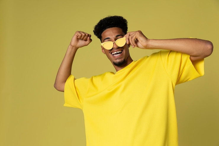 Photo gratuit coup moyen homme portant des lunettes de soleil