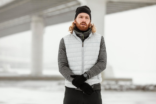 Coup moyen homme portant des vêtements chauds